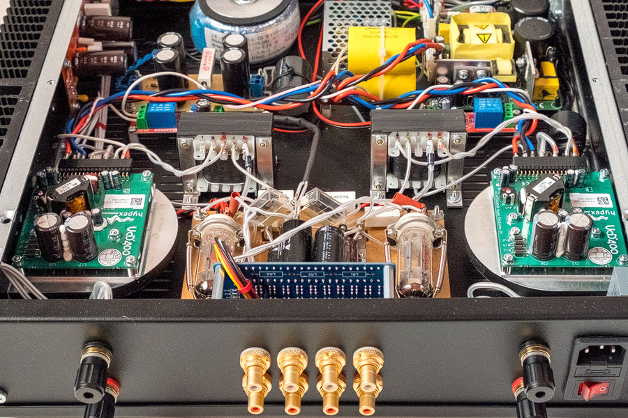 elektronkový digitální hybridní zesilovač